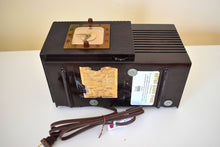Load image into Gallery viewer, Deco Brown 1948 General Electric Telechron Model 50 Vacuum Tube AM Clock Radio Excellent Condition!