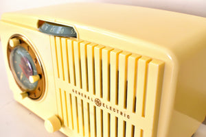 Vanilla Ivory 1951 GE General Electric Model 516F AM Vacuum Tube Clock Radio Classic Looks! Sounds Wonderful!