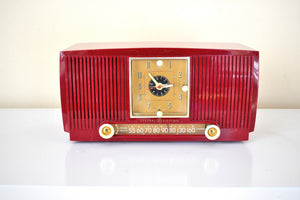 クランベリー レッド 1954 ゼネラル エレクトリック モデル 548PH AM 真空管ラジオ 素晴らしい状態です。サウンドは素晴らしいです。