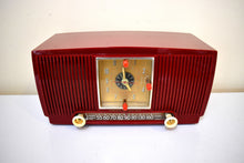 Charger l&#39;image dans la galerie, Cranberry Red 1954 General Electric Model 548PH AM Vacuum Tube Radio Sounds Great! Beautiful Color!