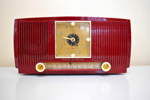 クランベリー レッド 1954 ゼネラル エレクトリック モデル 548PH AM 真空管ラジオのサウンドは素晴らしいです。美しい色！