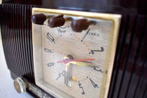 マーブル スワール バーガンディ ブラウン 1954 ゼネラル エレクトリック モデル 577 AM 真空管ラジオのサウンドは素晴らしいです。珍しいカレンダー時計！