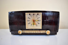Charger l&#39;image dans la galerie, Marble Swirl Burgundy Brown 1954 General Electric Model 577 AM Vacuum Tube Radio Sounds Great! Rare Calendar Clock!