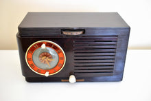 Charger l&#39;image dans la galerie, 1952 General Electric Model 60 AM Brown Bakelite Tube Clock Radio Totally Restored Lookin Sharp!
