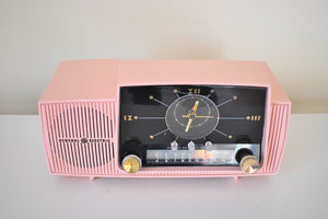 すぐに使える スマートスピーカー-プリンセス ピンク 1959 GE ゼネラル・エレクトリックモデル 913D AM 真空管クロックラジオ 人気モデル 堅実な性能の！