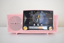 画像をギャラリービューアに読み込む, すぐに使える スマートスピーカー-プリンセス ピンク 1959 GE ゼネラル・エレクトリックモデル 913D AM 真空管クロックラジオ 人気モデル 堅実な性能の！