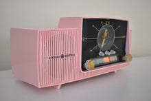画像をギャラリービューアに読み込む, すぐに使える スマートスピーカー-プリンセス ピンク 1959 GE ゼネラル・エレクトリックモデル 913D AM 真空管クロックラジオ 人気モデル 堅実な性能の！