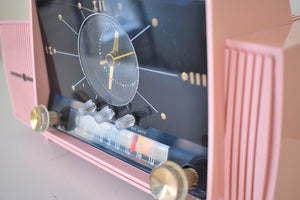 すぐに使える スマートスピーカー-プリンセス ピンク 1959 GE ゼネラル・エレクトリックモデル 913D AM 真空管クロックラジオ 人気モデル 堅実な性能の！