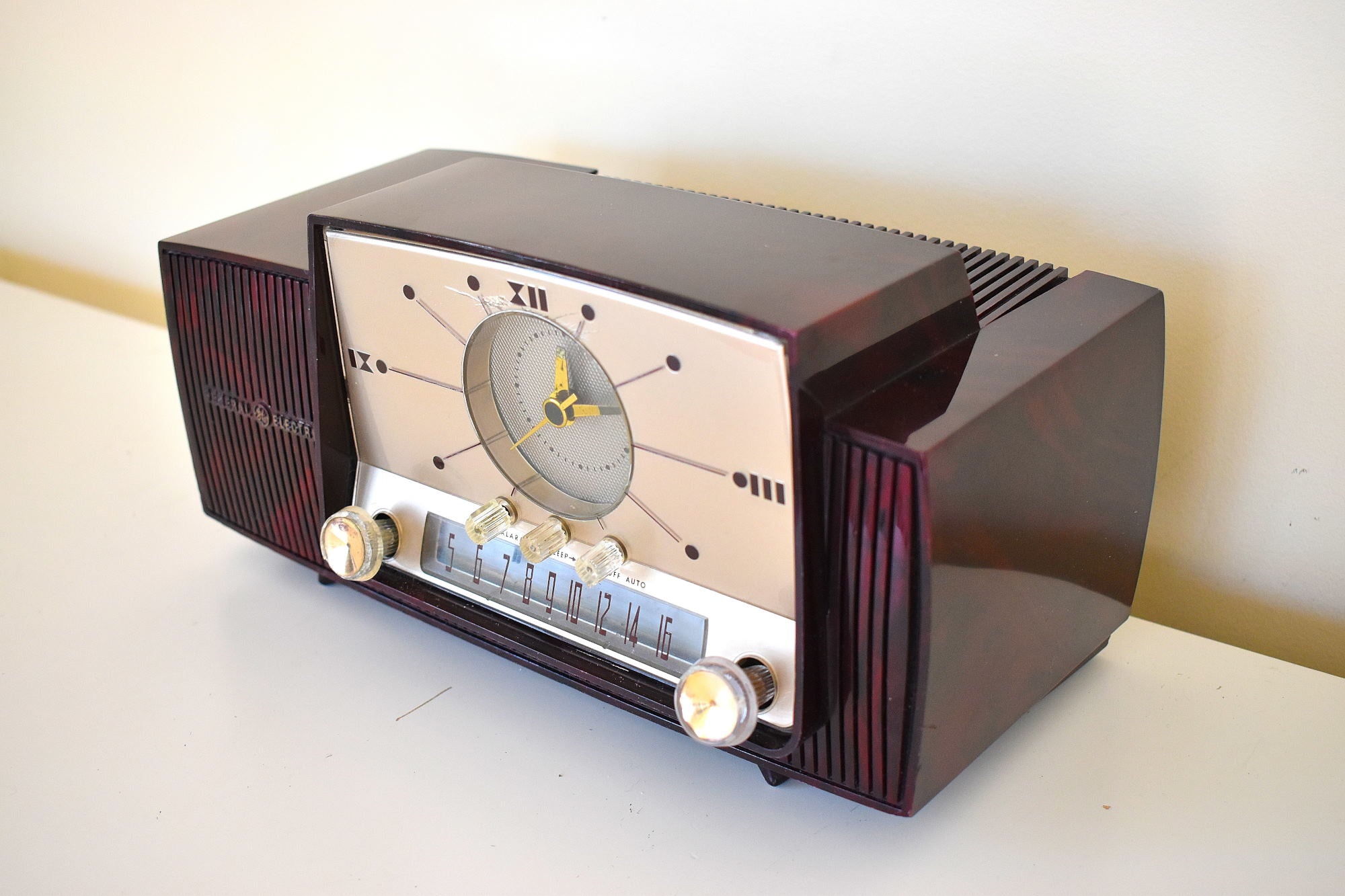 Burgundy Swirl Mid Century 1959 General Electric Model 913D Vacuum Tube AM Clock Radio Beauty Sounds Fantastic!