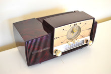Charger l&#39;image dans la galerie, Burgundy Swirl Mid Century 1959 General Electric Model 913D Vacuum Tube AM Clock Radio Beauty Sounds Fantastic!