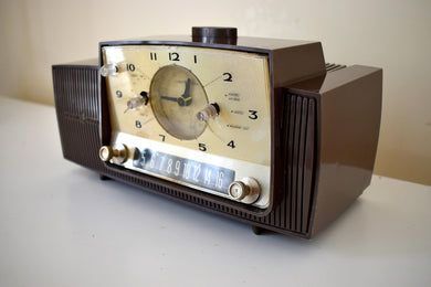 Walnut 1958 General Electric Model 913D Vacuum Tube AM Clock Radio Excellent Plus Condition!