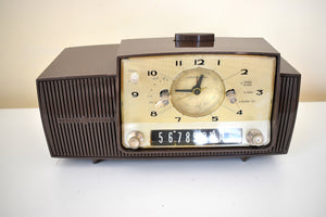 Walnut 1958 General Electric Model 913D Vacuum Tube AM Clock Radio Excellent Plus Condition!