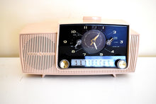 Charger l&#39;image dans la galerie, Beige Pink Mid Century 1958 General Electric Model 913D Vacuum Tube AM Clock Radio Beauty Sounds Fantastic!