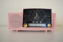 画像をギャラリービューアに読み込む, ページェント ピンク 1957 ゼネラル エレクトリック モデル 913D 真空管 AM クロック ラジオ 素晴らしいサウンドの美しさ!