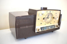 画像をギャラリービューアに読み込む, ウォルナット 1958 ゼネラル エレクトリック モデル 913D 真空管 AM クロック ラジオ 素晴らしいプラスコンディション！