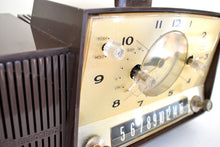 Charger l&#39;image dans la galerie, Walnut 1958 General Electric Model 913D Vacuum Tube AM Clock Radio Excellent Plus Condition!