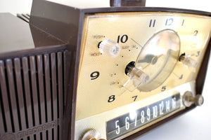 Walnut 1958 General Electric Model 913D Vacuum Tube AM Clock Radio Excellent Plus Condition!