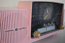 画像をギャラリービューアに読み込む, ページェント ピンク 1957 ゼネラル エレクトリック モデル 913D 真空管 AM クロック ラジオ 素晴らしいサウンドの美しさ!
