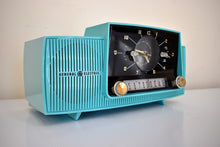 Charger l&#39;image dans la galerie, Seafoam Turquoise Mid Century 1959 General Electric Model 914D Vacuum Tube AM Clock Radio Popular Model Sounds Terrific!