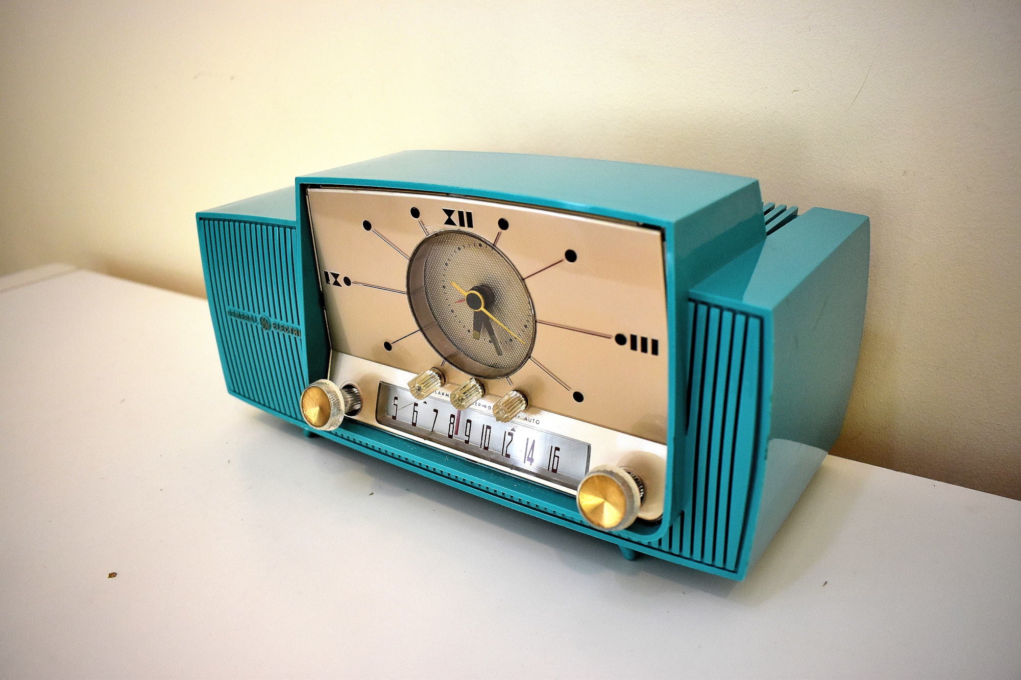 Seafoam Green Turquoise 1959 GE General Electric Model 914D AM Vacuum Tube Clock Radio Excellent Condition Rare Desirable Color!
