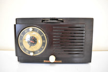 Charger l&#39;image dans la galerie, Timber Brown Bakelite 1952 General Electric Model 514 Vacuum Tube AM Radio Alarm Clock Excellent Condition! Sounds Great!