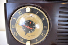 Load image into Gallery viewer, Timber Brown Bakelite 1952 General Electric Model 514 Vacuum Tube AM Radio Alarm Clock Excellent Condition! Sounds Great!