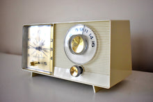 Charger l&#39;image dans la galerie, Bluetooth Ready To Go - Ivory Moderne 1959 GE General Electric Model C-403B AM Vacuum Tube Clock Radio