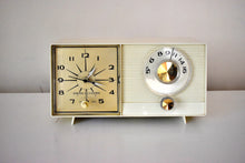 Charger l&#39;image dans la galerie, Bluetooth Ready To Go - Ivory Moderne 1959 GE General Electric Model C-403B AM Vacuum Tube Clock Radio