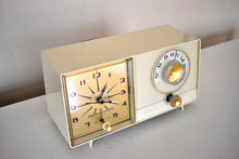 Charger l&#39;image dans la galerie, Bluetooth Ready To Go - Ivory Moderne 1959 GE General Electric Model C-403B AM Vacuum Tube Clock Radio