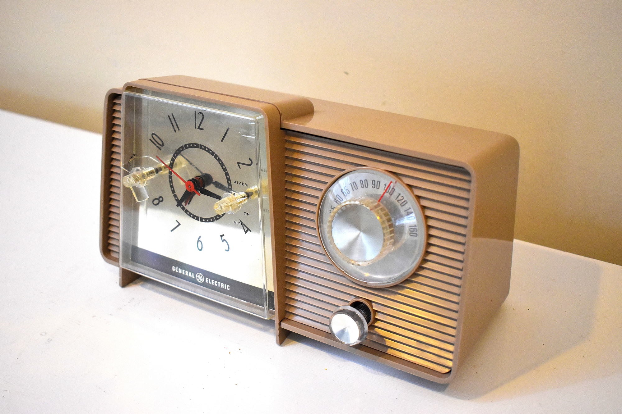 Sandalwood Beige 1964 GE General Electric Model C-409E AM Vintage