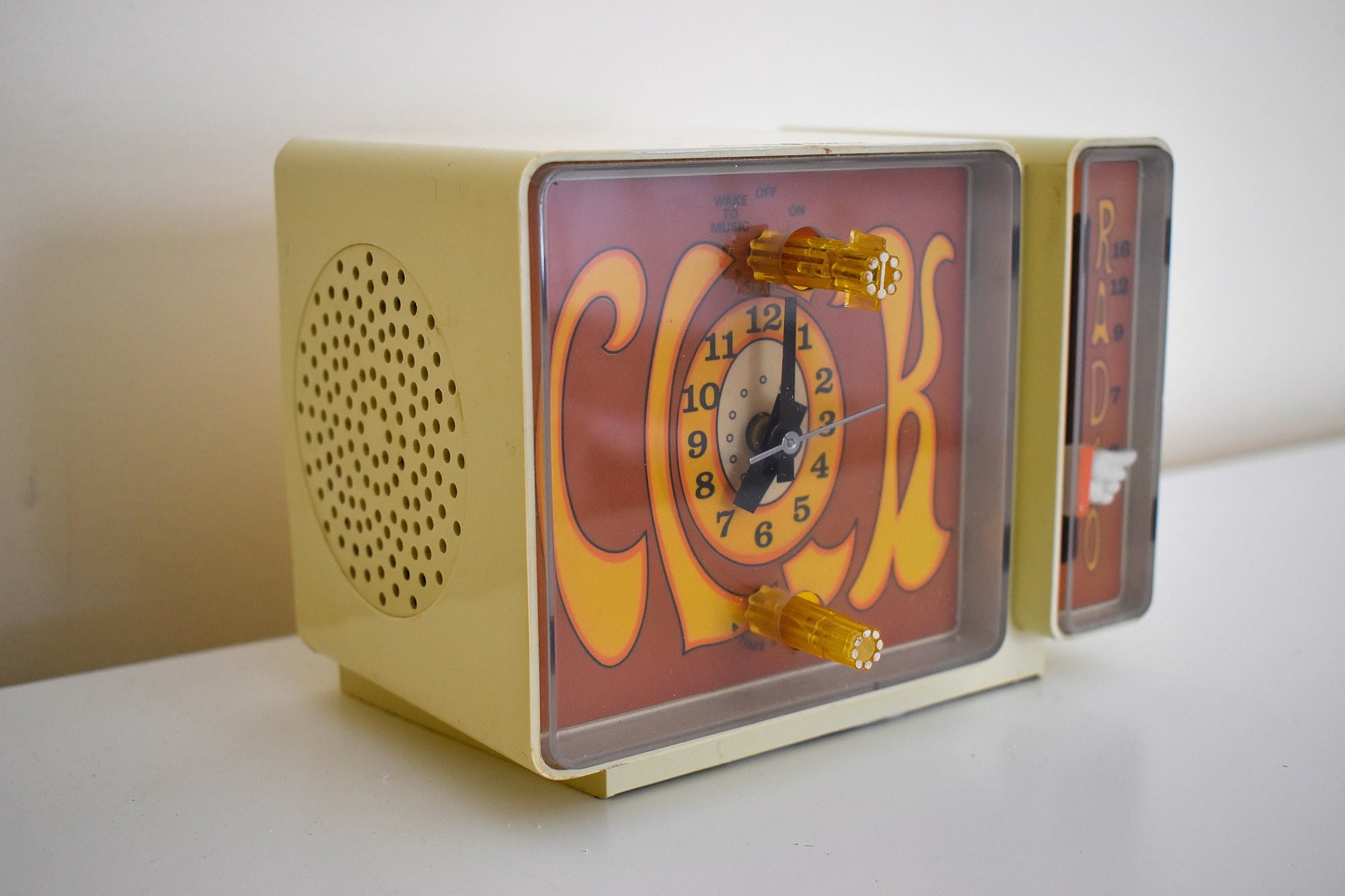 GROOVY Retro Solid State 1969 General Electric C3300A AM Clock Radio Alarm Very Brady!