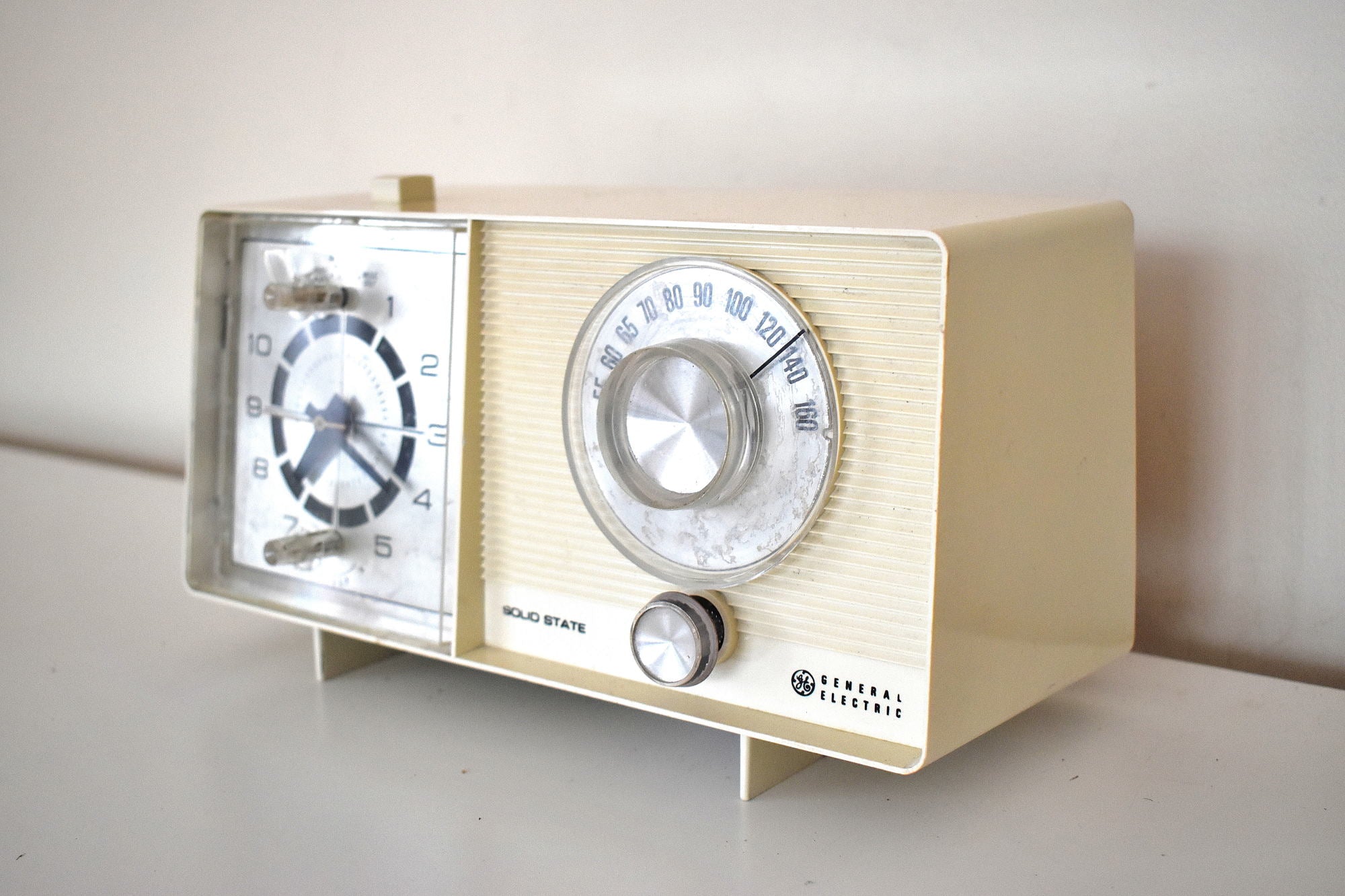 Ivory 1966 GE newest Radio / Clock