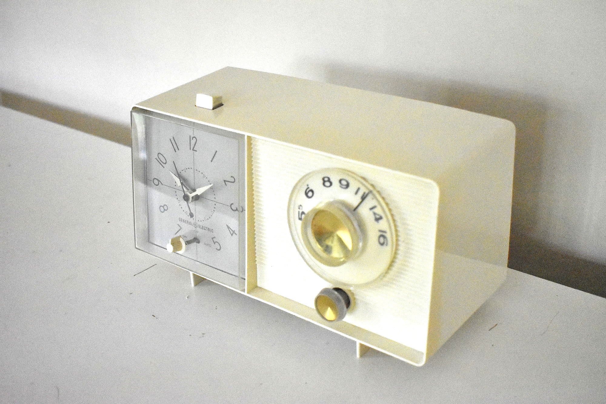 Bluetooth Ready To Go - Ivory White 1960 General Electric Model C410C AM Radio Excellent Condition Works Great!