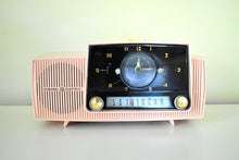 Charger l&#39;image dans la galerie, Princess Pink Mid Century 1959 General Electric Model C-416C Vacuum Tube AM Clock Radio Beauty Sounds Fantastic!