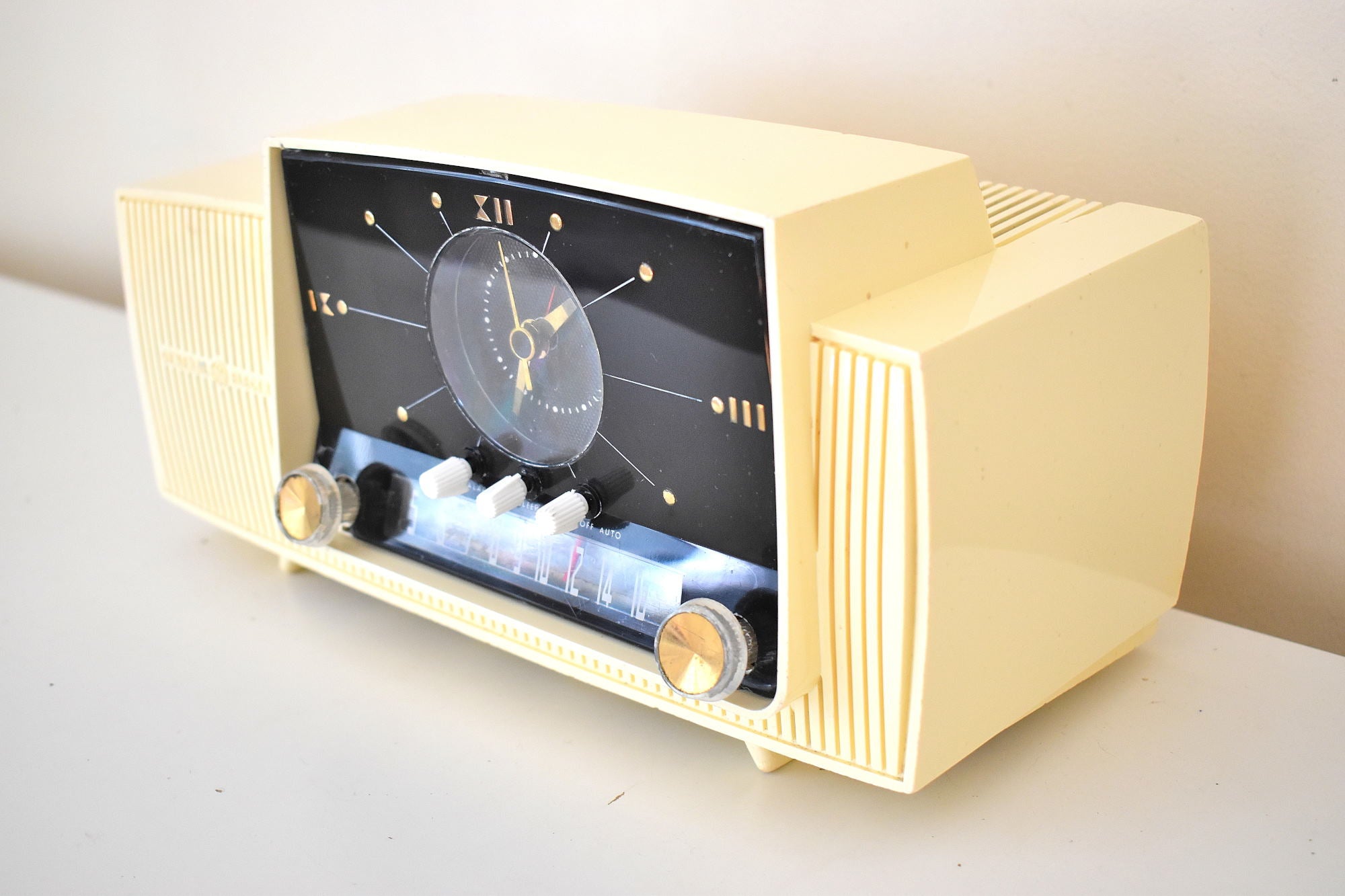 Snow White Mid Century 1959 General Electric Model C416 Vacuum Tube AM Clock Radio Beauty Sounds Fantastic Popular Model!