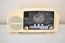 Charger l&#39;image dans la galerie, Snow White Mid Century 1959 General Electric Model C416 Vacuum Tube AM Clock Radio Beauty Sounds Fantastic Popular Model!