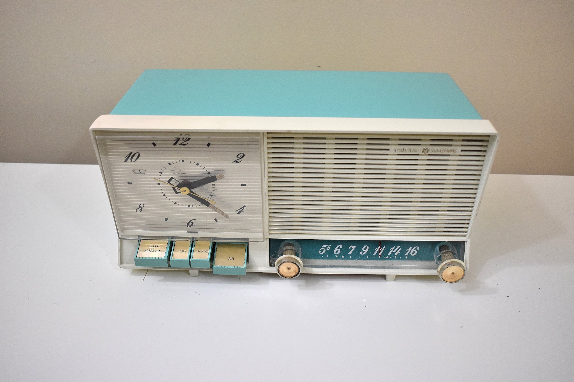 Turquoise and White 1960 General Electric Model C-4518 AM Vintage Radi –  Retro Radio Farm