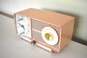 Bluetooth 対応 - チェリー ブロッサム ピンク 1959 ゼネラル エレクトリック モデル C437B AM ラジオは素晴らしい動作をします。非常に良い状態！