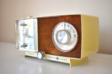 Charger l&#39;image dans la galerie, Bluetooth Ready To Go - Ivory and Tan Fabric 1965 General Electric Model C-437B AM Radio Works Great! Very Good Condition!