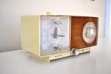 Charger l&#39;image dans la galerie, Bluetooth Ready To Go - Ivory and Tan Fabric 1965 General Electric Model C-437B AM Radio Works Great! Very Good Condition!
