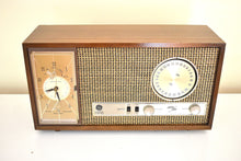 Charger l&#39;image dans la galerie, Bluetooth Ready To Go - Early Sixties Wood General Electric Model C580A AM/FM Vacuum Tube Radio Sounds Great! Excellent Condition!
