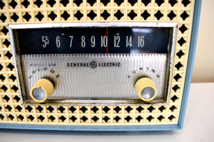 Bluetooth 準備完了 - ブリーズウェイ ブルー 1960 ゼネラル エレクトリック モデル T-165A 真空管ラジオ サウンドも見た目も素晴らしい。