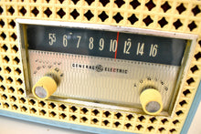 画像をギャラリービューアに読み込む, Bluetooth 準備完了 - ブリーズウェイ ブルー 1960 ゼネラル エレクトリック モデル T-165A 真空管ラジオ サウンドも見た目も素晴らしい。