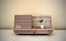 Charger l&#39;image dans la galerie, Powder Pink 1959-60 GE General Electric Model C-422B AM Vintage Radio Excellent Condition!