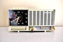 Charger l&#39;image dans la galerie, Winter Gray White 1960 GE General Electric Model C-452B AM Vintage Radio Excellent Plus Condition Sounds Terrtific!
