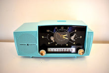 Charger l&#39;image dans la galerie, Seafoam Turquoise Mid Century 1959 General Electric Model 914D Vacuum Tube AM Clock Radio Popular Model!