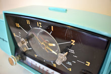 Charger l&#39;image dans la galerie, Seafoam Turquoise Mid Century 1959 General Electric Model 914D Vacuum Tube AM Clock Radio Popular Model!