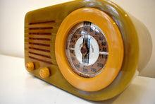 Load image into Gallery viewer, Onyx Green and Yellow Swirl Catalin 1946 FADA Model 1000 Vacuum Tube AM Radio Amazing! Excellent+ Condition!