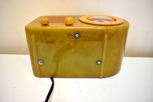 Charger l&#39;image dans la galerie, Onyx Green and Yellow Swirl Catalin 1946 FADA Model 1000 Vacuum Tube AM Radio Amazing! Excellent+ Condition!