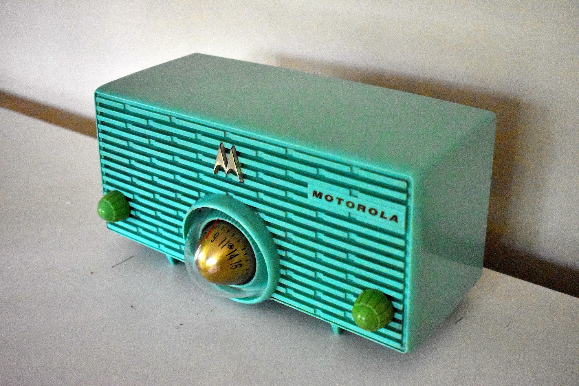 アクアマリン ターコイズ 1957 モトローラ モデル 56H ビンテージ真空管 AM ラジオの象徴的なタービン デザイン!